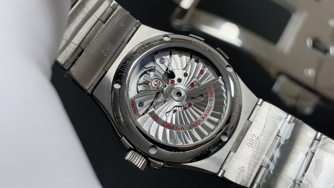 欧米茄🌐经典传承卓越新生——OVS Factory  圈口罗马带钻款，市场唯一一家对版带砝码螺丝
匠心打造欧米茄 男38mm星座同轴腕表123.25.38.21.58.002 系列
OVS Factory 秉持对制表工艺的极致追求，购入原版深入研究二年多，过程是艰难重重，融合现代顶尖工艺与技术材料，精心雕琢每一处细节，重现欧米茄星座系列的经典神韵。   
1:搭载独家8500 8501 对版机芯，(带砝码螺丝)原版一样黑摆轮精细打磨，不仅性能稳定可靠，更彰显机械制表的精妙绝伦。
2:表壳运用最新 CNC 原版数据表壳技术，尺寸精准，纹理细腻，前后蓝宝石镜面交相辉映，无论从哪个角度观赏，皆是品质与美感的完美融合。
3:表盘指针采用 PVD 三批面打磨等先进色彩工艺，时尚与经典并存，魅力十足。
4:舒适快调功能的折叠表扣，与原版如出一辙，重量与手感皆佳，带来无与伦比的佩戴体验。
OVS Factory 带来经典 星座最全最高版本，致敬经典，续写传奇🌐