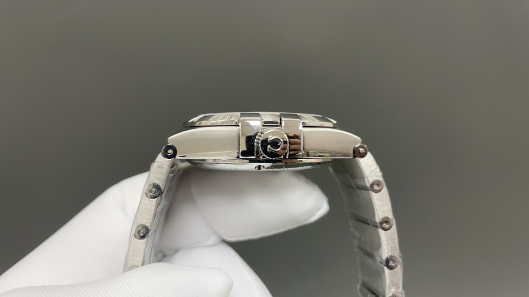 欧米茄🌐经典传承卓越新生——OVS Factory  圈口罗马带钻款，市场唯一一家对版带砝码螺丝
匠心打造欧米茄 男38mm星座同轴腕表123.25.38.21.58.002 系列
OVS Factory 秉持对制表工艺的极致追求，购入原版深入研究二年多，过程是艰难重重，融合现代顶尖工艺与技术材料，精心雕琢每一处细节，重现欧米茄星座系列的经典神韵。   
1:搭载独家8500 8501 对版机芯，(带砝码螺丝)原版一样黑摆轮精细打磨，不仅性能稳定可靠，更彰显机械制表的精妙绝伦。
2:表壳运用最新 CNC 原版数据表壳技术，尺寸精准，纹理细腻，前后蓝宝石镜面交相辉映，无论从哪个角度观赏，皆是品质与美感的完美融合。
3:表盘指针采用 PVD 三批面打磨等先进色彩工艺，时尚与经典并存，魅力十足。
4:舒适快调功能的折叠表扣，与原版如出一辙，重量与手感皆佳，带来无与伦比的佩戴体验。
OVS Factory 带来经典 星座最全最高版本，致敬经典，续写传奇🌐