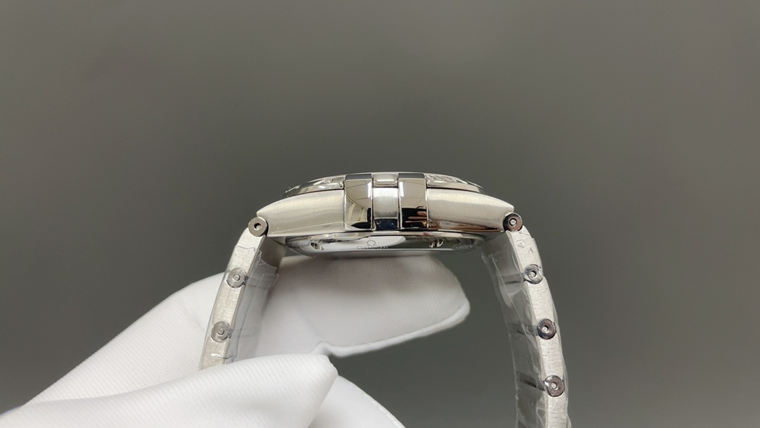 欧米茄🌐经典传承卓越新生——OVS Factory  圈口罗马带钻款，市场唯一一家对版带砝码螺丝
匠心打造欧米茄 男38mm星座同轴腕表123.25.38.21.58.002 系列
OVS Factory 秉持对制表工艺的极致追求，购入原版深入研究二年多，过程是艰难重重，融合现代顶尖工艺与技术材料，精心雕琢每一处细节，重现欧米茄星座系列的经典神韵。   
1:搭载独家8500 8501 对版机芯，(带砝码螺丝)原版一样黑摆轮精细打磨，不仅性能稳定可靠，更彰显机械制表的精妙绝伦。
2:表壳运用最新 CNC 原版数据表壳技术，尺寸精准，纹理细腻，前后蓝宝石镜面交相辉映，无论从哪个角度观赏，皆是品质与美感的完美融合。
3:表盘指针采用 PVD 三批面打磨等先进色彩工艺，时尚与经典并存，魅力十足。
4:舒适快调功能的折叠表扣，与原版如出一辙，重量与手感皆佳，带来无与伦比的佩戴体验。
OVS Factory 带来经典 星座最全最高版本，致敬经典，续写传奇🌐