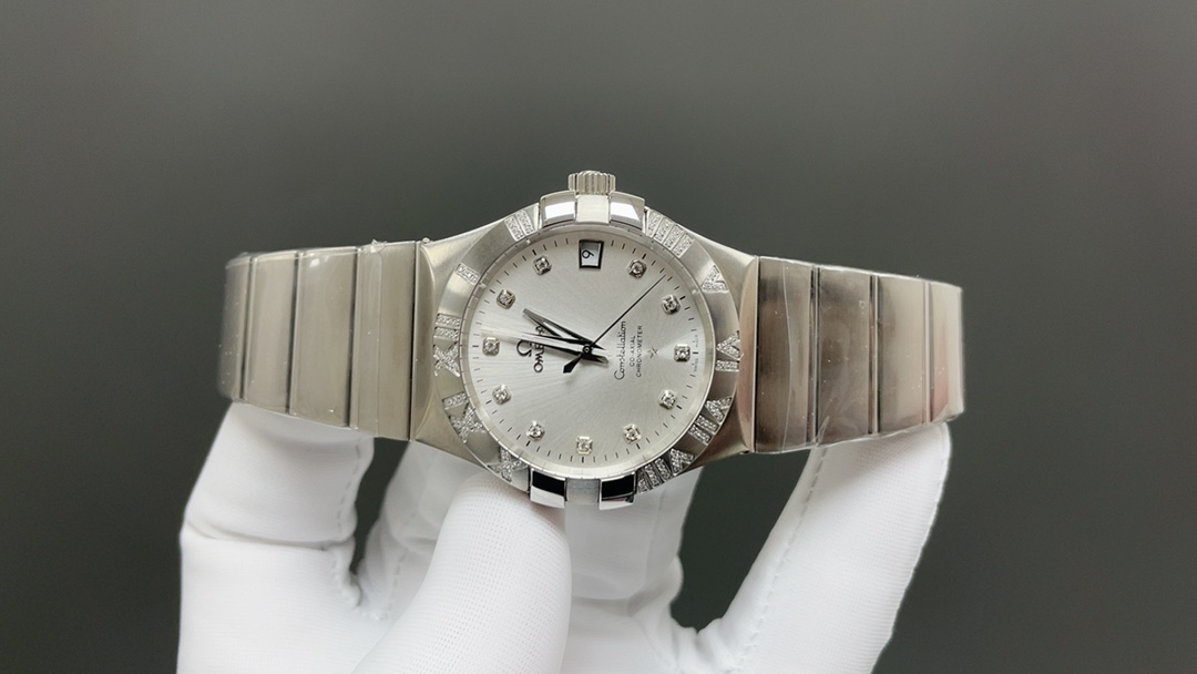 欧米茄🌐经典传承卓越新生——OVS Factory  圈口罗马带钻款，市场唯一一家对版带砝码螺丝
匠心打造欧米茄 男38mm星座同轴腕表123.25.38.21.58.002 系列
OVS Factory 秉持对制表工艺的极致追求，购入原版深入研究二年多，过程是艰难重重，融合现代顶尖工艺与技术材料，精心雕琢每一处细节，重现欧米茄星座系列的经典神韵。   
1:搭载独家8500 8501 对版机芯，(带砝码螺丝)原版一样黑摆轮精细打磨，不仅性能稳定可靠，更彰显机械制表的精妙绝伦。
2:表壳运用最新 CNC 原版数据表壳技术，尺寸精准，纹理细腻，前后蓝宝石镜面交相辉映，无论从哪个角度观赏，皆是品质与美感的完美融合。
3:表盘指针采用 PVD 三批面打磨等先进色彩工艺，时尚与经典并存，魅力十足。
4:舒适快调功能的折叠表扣，与原版如出一辙，重量与手感皆佳，带来无与伦比的佩戴体验。
OVS Factory 带来经典 星座最全最高版本，致敬经典，续写传奇🌐