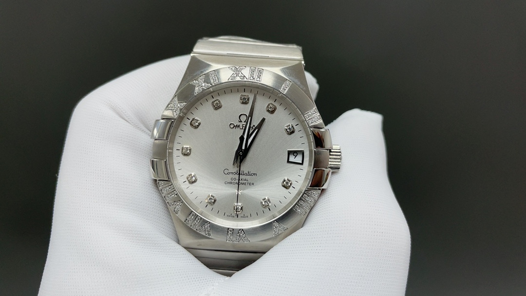 欧米茄🌐经典传承卓越新生——OVS Factory  圈口罗马带钻款，市场唯一一家对版带砝码螺丝
匠心打造欧米茄 男38mm星座同轴腕表123.25.38.21.58.002 系列
OVS Factory 秉持对制表工艺的极致追求，购入原版深入研究二年多，过程是艰难重重，融合现代顶尖工艺与技术材料，精心雕琢每一处细节，重现欧米茄星座系列的经典神韵。   
1:搭载独家8500 8501 对版机芯，(带砝码螺丝)原版一样黑摆轮精细打磨，不仅性能稳定可靠，更彰显机械制表的精妙绝伦。
2:表壳运用最新 CNC 原版数据表壳技术，尺寸精准，纹理细腻，前后蓝宝石镜面交相辉映，无论从哪个角度观赏，皆是品质与美感的完美融合。
3:表盘指针采用 PVD 三批面打磨等先进色彩工艺，时尚与经典并存，魅力十足。
4:舒适快调功能的折叠表扣，与原版如出一辙，重量与手感皆佳，带来无与伦比的佩戴体验。
OVS Factory 带来经典 星座最全最高版本，致敬经典，续写传奇🌐