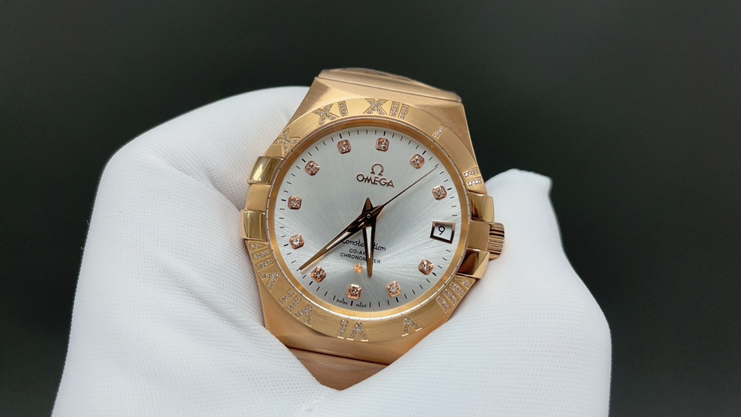 欧米茄🌐经典传承卓越新生——OVS Factory  圈口罗马带钻款，市场唯一一家对版带砝码螺丝
匠心打造欧米茄 男38mm星座同轴腕表123.25.38.21.58.002 系列
OVS Factory 秉持对制表工艺的极致追求，购入原版深入研究二年多，过程是艰难重重，融合现代顶尖工艺与技术材料，精心雕琢每一处细节，重现欧米茄星座系列的经典神韵。   
1:搭载独家8500 8501 对版机芯，(带砝码螺丝)原版一样黑摆轮精细打磨，不仅性能稳定可靠，更彰显机械制表的精妙绝伦。
2:表壳运用最新 CNC 原版数据表壳技术，尺寸精准，纹理细腻，前后蓝宝石镜面交相辉映，无论从哪个角度观赏，皆是品质与美感的完美融合。
3:表盘指针采用 PVD 三批面打磨等先进色彩工艺，时尚与经典并存，魅力十足。
4:舒适快调功能的折叠表扣，与原版如出一辙，重量与手感皆佳，带来无与伦比的佩戴体验。
OVS Factory 带来经典 星座最全最高版本，致敬经典，续写传奇🌐