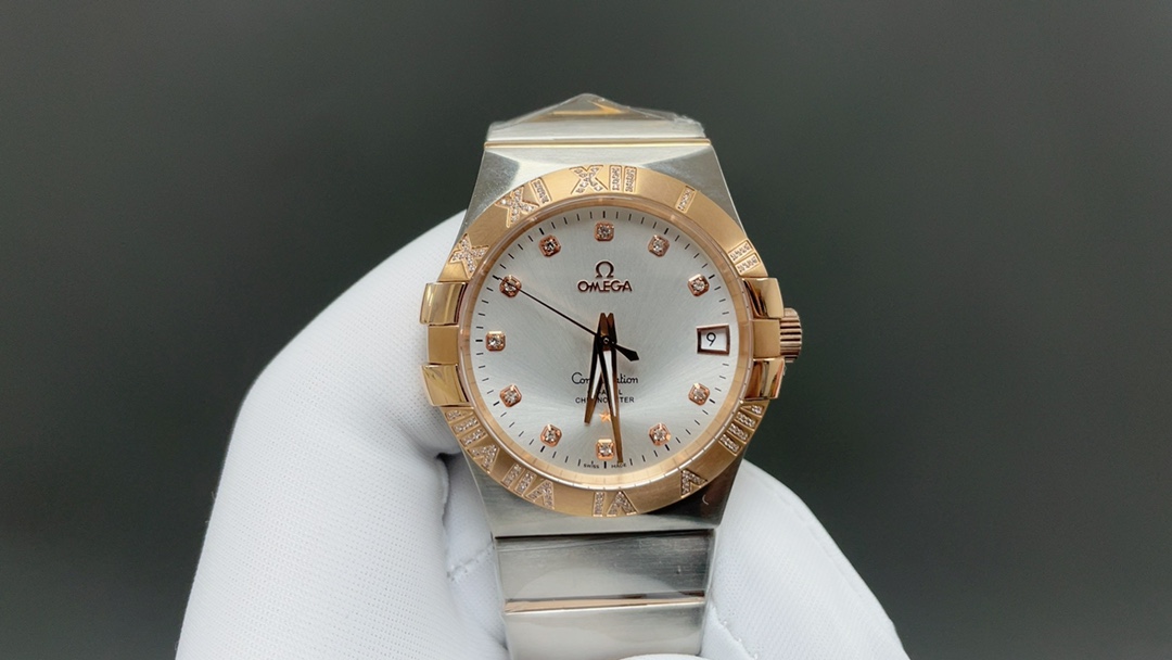 欧米茄🌐经典传承卓越新生——OVS Factory  圈口罗马带钻款，市场唯一一家对版带砝码螺丝
匠心打造欧米茄 男38mm星座同轴腕表123.25.38.21.58.002 系列
OVS Factory 秉持对制表工艺的极致追求，购入原版深入研究二年多，过程是艰难重重，融合现代顶尖工艺与技术材料，精心雕琢每一处细节，重现欧米茄星座系列的经典神韵。   
1:搭载独家8500 8501 对版机芯，(带砝码螺丝)原版一样黑摆轮精细打磨，不仅性能稳定可靠，更彰显机械制表的精妙绝伦。
2:表壳运用最新 CNC 原版数据表壳技术，尺寸精准，纹理细腻，前后蓝宝石镜面交相辉映，无论从哪个角度观赏，皆是品质与美感的完美融合。
3:表盘指针采用 PVD 三批面打磨等先进色彩工艺，时尚与经典并存，魅力十足。
4:舒适快调功能的折叠表扣，与原版如出一辙，重量与手感皆佳，带来无与伦比的佩戴体验。
OVS Factory 带来经典 星座最全最高版本，致敬经典，续写传奇🌐