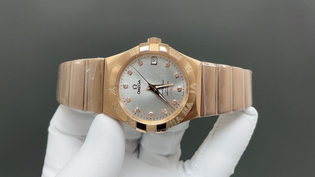 欧米茄🌐经典传承卓越新生——OVS Factory  圈口罗马带钻款，市场唯一一家对版带砝码螺丝
匠心打造欧米茄 男38mm星座同轴腕表123.25.38.21.58.002 系列
OVS Factory 秉持对制表工艺的极致追求，购入原版深入研究二年多，过程是艰难重重，融合现代顶尖工艺与技术材料，精心雕琢每一处细节，重现欧米茄星座系列的经典神韵。   
1:搭载独家8500 8501 对版机芯，(带砝码螺丝)原版一样黑摆轮精细打磨，不仅性能稳定可靠，更彰显机械制表的精妙绝伦。
2:表壳运用最新 CNC 原版数据表壳技术，尺寸精准，纹理细腻，前后蓝宝石镜面交相辉映，无论从哪个角度观赏，皆是品质与美感的完美融合。
3:表盘指针采用 PVD 三批面打磨等先进色彩工艺，时尚与经典并存，魅力十足。
4:舒适快调功能的折叠表扣，与原版如出一辙，重量与手感皆佳，带来无与伦比的佩戴体验。
OVS Factory 带来经典 星座最全最高版本，致敬经典，续写传奇🌐