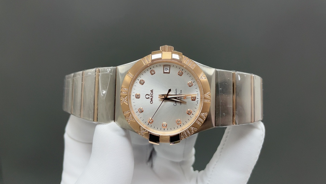 欧米茄🌐经典传承卓越新生——OVS Factory  圈口罗马带钻款，市场唯一一家对版带砝码螺丝
匠心打造欧米茄 男38mm星座同轴腕表123.25.38.21.58.002 系列
OVS Factory 秉持对制表工艺的极致追求，购入原版深入研究二年多，过程是艰难重重，融合现代顶尖工艺与技术材料，精心雕琢每一处细节，重现欧米茄星座系列的经典神韵。   
1:搭载独家8500 8501 对版机芯，(带砝码螺丝)原版一样黑摆轮精细打磨，不仅性能稳定可靠，更彰显机械制表的精妙绝伦。
2:表壳运用最新 CNC 原版数据表壳技术，尺寸精准，纹理细腻，前后蓝宝石镜面交相辉映，无论从哪个角度观赏，皆是品质与美感的完美融合。
3:表盘指针采用 PVD 三批面打磨等先进色彩工艺，时尚与经典并存，魅力十足。
4:舒适快调功能的折叠表扣，与原版如出一辙，重量与手感皆佳，带来无与伦比的佩戴体验。
OVS Factory 带来经典 星座最全最高版本，致敬经典，续写传奇🌐