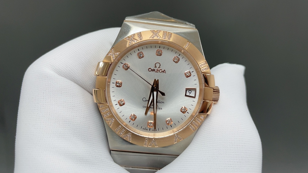 欧米茄🌐经典传承卓越新生——OVS Factory  圈口罗马带钻款，市场唯一一家对版带砝码螺丝
匠心打造欧米茄 男38mm星座同轴腕表123.25.38.21.58.002 系列
OVS Factory 秉持对制表工艺的极致追求，购入原版深入研究二年多，过程是艰难重重，融合现代顶尖工艺与技术材料，精心雕琢每一处细节，重现欧米茄星座系列的经典神韵。   
1:搭载独家8500 8501 对版机芯，(带砝码螺丝)原版一样黑摆轮精细打磨，不仅性能稳定可靠，更彰显机械制表的精妙绝伦。
2:表壳运用最新 CNC 原版数据表壳技术，尺寸精准，纹理细腻，前后蓝宝石镜面交相辉映，无论从哪个角度观赏，皆是品质与美感的完美融合。
3:表盘指针采用 PVD 三批面打磨等先进色彩工艺，时尚与经典并存，魅力十足。
4:舒适快调功能的折叠表扣，与原版如出一辙，重量与手感皆佳，带来无与伦比的佩戴体验。
OVS Factory 带来经典 星座最全最高版本，致敬经典，续写传奇🌐