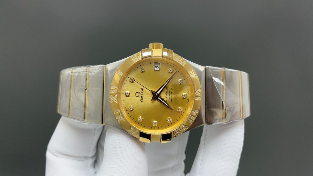 欧米茄🌐经典传承卓越新生——OVS Factory  圈口罗马带钻款，市场唯一一家对版带砝码螺丝
匠心打造欧米茄 男38mm星座同轴腕表123.25.38.21.58.002 系列
OVS Factory 秉持对制表工艺的极致追求，购入原版深入研究二年多，过程是艰难重重，融合现代顶尖工艺与技术材料，精心雕琢每一处细节，重现欧米茄星座系列的经典神韵。   
1:搭载独家8500 8501 对版机芯，(带砝码螺丝)原版一样黑摆轮精细打磨，不仅性能稳定可靠，更彰显机械制表的精妙绝伦。
2:表壳运用最新 CNC 原版数据表壳技术，尺寸精准，纹理细腻，前后蓝宝石镜面交相辉映，无论从哪个角度观赏，皆是品质与美感的完美融合。
3:表盘指针采用 PVD 三批面打磨等先进色彩工艺，时尚与经典并存，魅力十足。
4:舒适快调功能的折叠表扣，与原版如出一辙，重量与手感皆佳，带来无与伦比的佩戴体验。
OVS Factory 带来经典 星座最全最高版本，致敬经典，续写传奇🌐