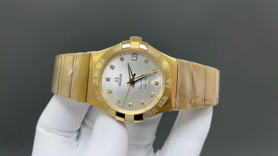 欧米茄🌐经典传承卓越新生——OVS Factory  圈口罗马带钻款，市场唯一一家对版带砝码螺丝
匠心打造欧米茄 男38mm星座同轴腕表123.25.38.21.58.002 系列
OVS Factory 秉持对制表工艺的极致追求，购入原版深入研究二年多，过程是艰难重重，融合现代顶尖工艺与技术材料，精心雕琢每一处细节，重现欧米茄星座系列的经典神韵。   
1:搭载独家8500 8501 对版机芯，(带砝码螺丝)原版一样黑摆轮精细打磨，不仅性能稳定可靠，更彰显机械制表的精妙绝伦。
2:表壳运用最新 CNC 原版数据表壳技术，尺寸精准，纹理细腻，前后蓝宝石镜面交相辉映，无论从哪个角度观赏，皆是品质与美感的完美融合。
3:表盘指针采用 PVD 三批面打磨等先进色彩工艺，时尚与经典并存，魅力十足。
4:舒适快调功能的折叠表扣，与原版如出一辙，重量与手感皆佳，带来无与伦比的佩戴体验。
OVS Factory 带来经典 星座最全最高版本，致敬经典，续写传奇🌐