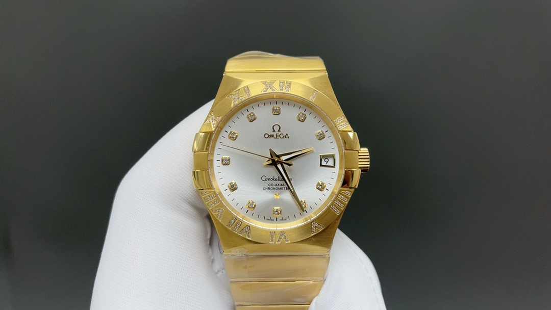 欧米茄🌐经典传承卓越新生——OVS Factory 圈口罗马带钻款,市场唯一一家对版带砝码螺丝
匠心打造欧米茄 男38mm星座同轴腕表123.25.38.21.58.002 系列
OVS Factory 秉持对制表工艺的极致追求,购入原版深入研究二年多,过程是艰难重重,融合现代顶尖工艺与技术材料,精心雕琢每一处细节,重现欧米茄星座系列的经典神韵。
1:搭载独家8500 8501 对版机芯,(带砝码螺丝)原版一样黑摆轮精细打磨,不仅性能稳定可靠,更彰显机械制表的精妙绝伦。
2:表壳运用最新 CNC 原版数据表壳技术,尺寸精准,纹理细腻,前后蓝宝石镜面交相辉映,无论从哪个角度观赏,皆是品质与美感的完美融合。
3:表盘指针采用 PVD 三批面打磨等先进色彩工艺,时尚与经典并存,魅力十足。
4:舒适快调功能的折叠表扣,与原版如出一辙,重量与手感皆佳,带来无与伦比的佩戴体验。
OVS Factory 带来经典 星座最全最高版本,致敬经典,续写传奇🌐