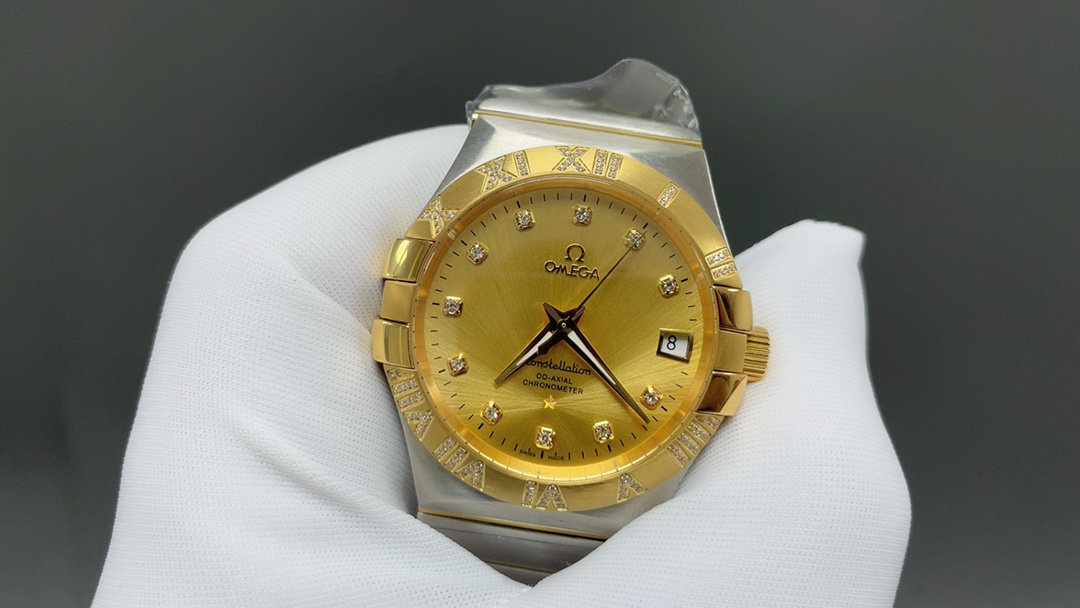 欧米茄🌐经典传承卓越新生——OVS Factory  圈口罗马带钻款，市场唯一一家对版带砝码螺丝
匠心打造欧米茄 男38mm星座同轴腕表123.25.38.21.58.002 系列
OVS Factory 秉持对制表工艺的极致追求，购入原版深入研究二年多，过程是艰难重重，融合现代顶尖工艺与技术材料，精心雕琢每一处细节，重现欧米茄星座系列的经典神韵。   
1:搭载独家8500 8501 对版机芯，(带砝码螺丝)原版一样黑摆轮精细打磨，不仅性能稳定可靠，更彰显机械制表的精妙绝伦。
2:表壳运用最新 CNC 原版数据表壳技术，尺寸精准，纹理细腻，前后蓝宝石镜面交相辉映，无论从哪个角度观赏，皆是品质与美感的完美融合。
3:表盘指针采用 PVD 三批面打磨等先进色彩工艺，时尚与经典并存，魅力十足。
4:舒适快调功能的折叠表扣，与原版如出一辙，重量与手感皆佳，带来无与伦比的佩戴体验。
OVS Factory 带来经典 星座最全最高版本，致敬经典，续写传奇🌐