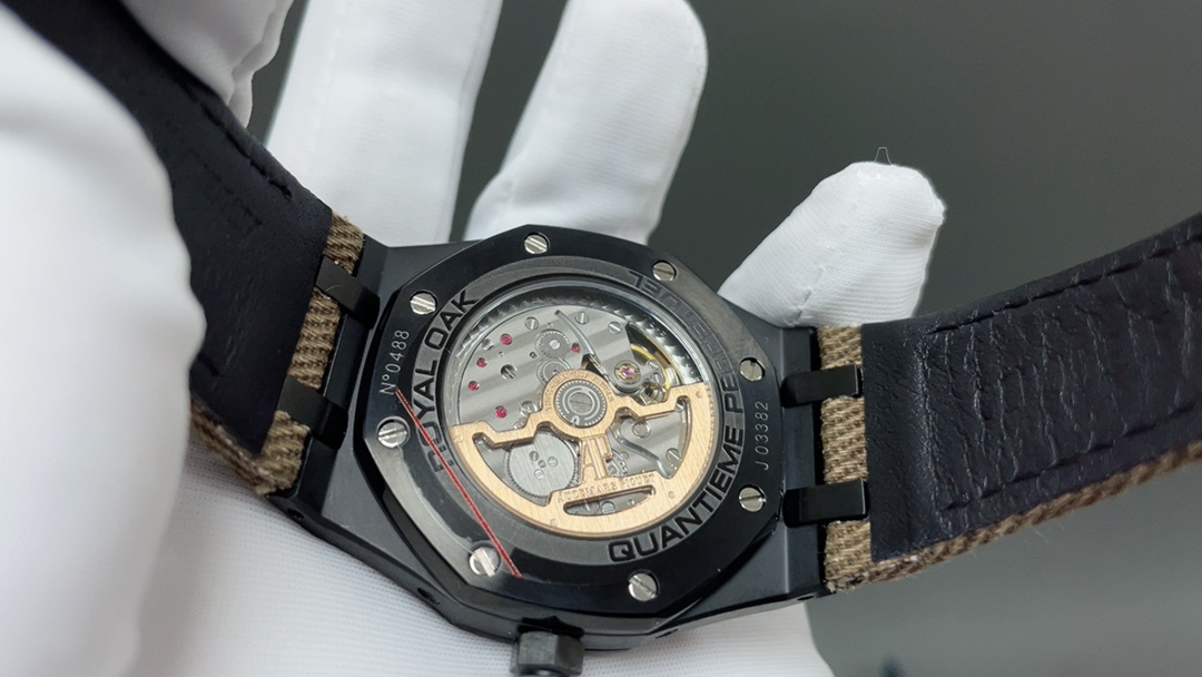 AP爱彼皇家橡树🌐26574ST系列男士腕表！完美与个性的体验！
1⃣️直径41MM！
2⃣️搭载定制版Cal.5134机芯，完美还原功
能！
3⃣️日历，星期，月份，月相等一切功能均为真功能可正常使用。（可选配钢带款，胶带款，皮带款）
3⃣️表壳采用316L精钢材质，整壳CNC高精准处理，密度与原装吻合！          
4⃣️字面整体按照原装颜色完美呈现！
5⃣️壳套分圈口.壳.底盖三件套，整体角度完美体现拉丝工艺，品质与美的融合🌐