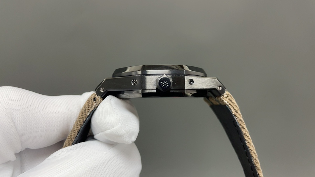 AP爱彼皇家橡树🌐26574ST系列男士腕表！完美与个性的体验！
1⃣️直径41MM！
2⃣️搭载定制版Cal.5134机芯，完美还原功
能！
3⃣️日历，星期，月份，月相等一切功能均为真功能可正常使用。（可选配钢带款，胶带款，皮带款）
3⃣️表壳采用316L精钢材质，整壳CNC高精准处理，密度与原装吻合！          
4⃣️字面整体按照原装颜色完美呈现！
5⃣️壳套分圈口.壳.底盖三件套，整体角度完美体现拉丝工艺，品质与美的融合🌐