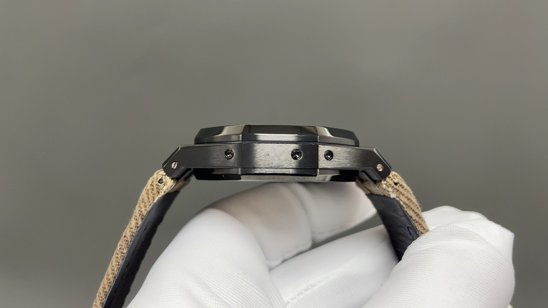 AP爱彼皇家橡树🌐26574ST系列男士腕表！完美与个性的体验！
1⃣️直径41MM！
2⃣️搭载定制版Cal.5134机芯，完美还原功
能！
3⃣️日历，星期，月份，月相等一切功能均为真功能可正常使用。（可选配钢带款，胶带款，皮带款）
3⃣️表壳采用316L精钢材质，整壳CNC高精准处理，密度与原装吻合！          
4⃣️字面整体按照原装颜色完美呈现！
5⃣️壳套分圈口.壳.底盖三件套，整体角度完美体现拉丝工艺，品质与美的融合🌐