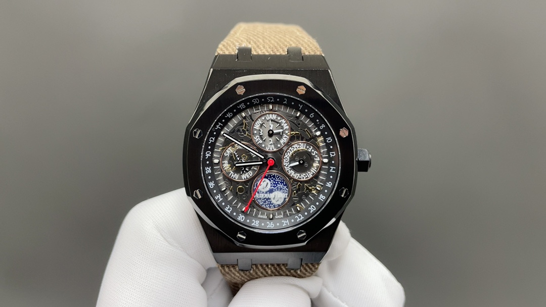 AP爱彼皇家橡树🌐26574ST系列男士腕表！完美与个性的体验！
1⃣️直径41MM！
2⃣️搭载定制版Cal.5134机芯，完美还原功
能！
3⃣️日历，星期，月份，月相等一切功能均为真功能可正常使用。（可选配钢带款，胶带款，皮带款）
3⃣️表壳采用316L精钢材质，整壳CNC高精准处理，密度与原装吻合！          
4⃣️字面整体按照原装颜色完美呈现！
5⃣️壳套分圈口.壳.底盖三件套，整体角度完美体现拉丝工艺，品质与美的融合🌐