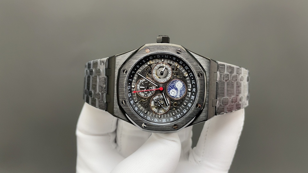 AP爱彼皇家橡树🌐26574ST系列男士腕表！完美与个性的体验！
1⃣️直径41MM！
2⃣️搭载定制版Cal.5134机芯，完美还原功
能！
3⃣️日历，星期，月份，月相等一切功能均为真功能可正常使用。（可选配钢带款，胶带款，皮带款）
3⃣️表壳采用316L精钢材质，整壳CNC高精准处理，密度与原装吻合！          
4⃣️字面整体按照原装颜色完美呈现！
5⃣️壳套分圈口.壳.底盖三件套，整体角度完美体现拉丝工艺，品质与美的融合🌐