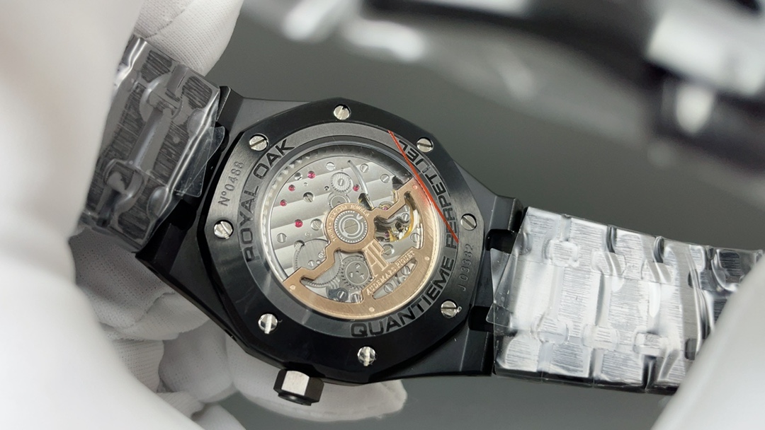 AP爱彼皇家橡树🌐26574ST系列男士腕表！完美与个性的体验！
1⃣️直径41MM！
2⃣️搭载定制版Cal.5134机芯，完美还原功
能！
3⃣️日历，星期，月份，月相等一切功能均为真功能可正常使用。（可选配钢带款，胶带款，皮带款）
3⃣️表壳采用316L精钢材质，整壳CNC高精准处理，密度与原装吻合！          
4⃣️字面整体按照原装颜色完美呈现！
5⃣️壳套分圈口.壳.底盖三件套，整体角度完美体现拉丝工艺，品质与美的融合🌐