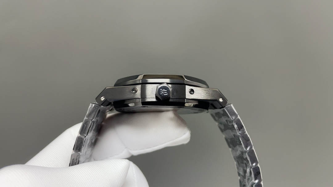 AP爱彼皇家橡树🌐26574ST系列男士腕表！完美与个性的体验！
1⃣️直径41MM！
2⃣️搭载定制版Cal.5134机芯，完美还原功
能！
3⃣️日历，星期，月份，月相等一切功能均为真功能可正常使用。（可选配钢带款，胶带款，皮带款）
3⃣️表壳采用316L精钢材质，整壳CNC高精准处理，密度与原装吻合！          
4⃣️字面整体按照原装颜色完美呈现！
5⃣️壳套分圈口.壳.底盖三件套，整体角度完美体现拉丝工艺，品质与美的融合🌐