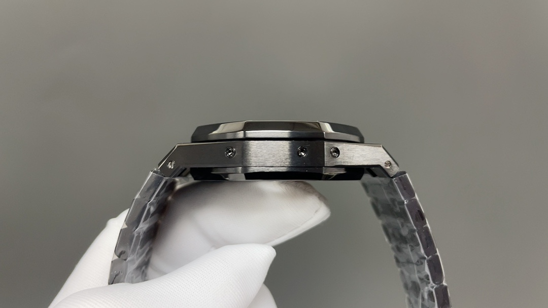 AP爱彼皇家橡树🌐26574ST系列男士腕表！完美与个性的体验！
1⃣️直径41MM！
2⃣️搭载定制版Cal.5134机芯，完美还原功
能！
3⃣️日历，星期，月份，月相等一切功能均为真功能可正常使用。（可选配钢带款，胶带款，皮带款）
3⃣️表壳采用316L精钢材质，整壳CNC高精准处理，密度与原装吻合！          
4⃣️字面整体按照原装颜色完美呈现！
5⃣️壳套分圈口.壳.底盖三件套，整体角度完美体现拉丝工艺，品质与美的融合🌐