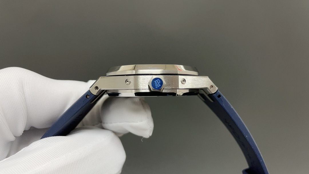 AP爱彼皇家橡树🌐26574ST系列男士腕表！完美与个性的体验！
1⃣️直径41MM！
2⃣️搭载定制版Cal.5134机芯，完美还原功
能！
3⃣️日历，星期，月份，月相等一切功能均为真功能可正常使用。（可选配钢带款，胶带款，皮带款）
3⃣️表壳采用316L精钢材质，整壳CNC高精准处理，密度与原装吻合！          
4⃣️字面整体按照原装颜色完美呈现！
5⃣️壳套分圈口.壳.底盖三件套，整体角度完美体现拉丝工艺，品质与美的融合🌐