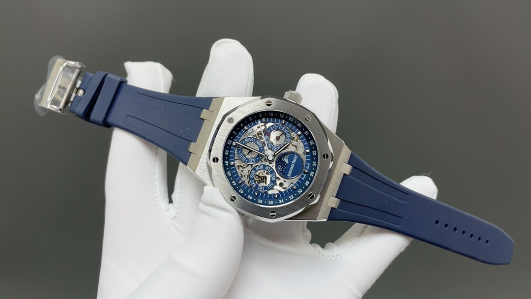 AP爱彼皇家橡树🌐26574ST系列男士腕表！完美与个性的体验！
1⃣️直径41MM！
2⃣️搭载定制版Cal.5134机芯，完美还原功
能！
3⃣️日历，星期，月份，月相等一切功能均为真功能可正常使用。（可选配钢带款，胶带款，皮带款）
3⃣️表壳采用316L精钢材质，整壳CNC高精准处理，密度与原装吻合！          
4⃣️字面整体按照原装颜色完美呈现！
5⃣️壳套分圈口.壳.底盖三件套，整体角度完美体现拉丝工艺，品质与美的融合🌐