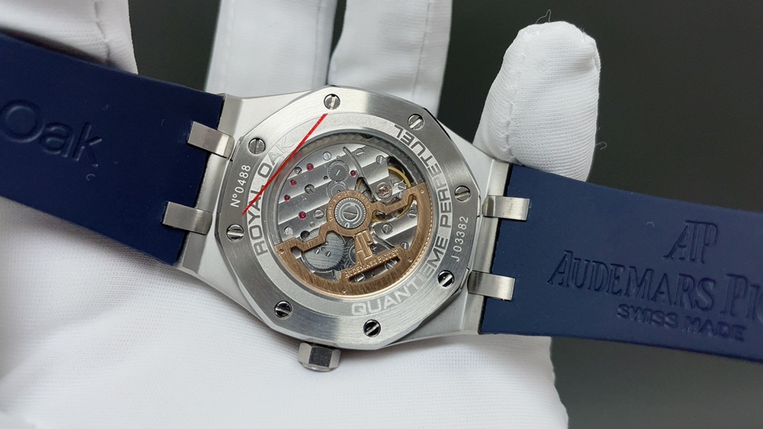 AP爱彼皇家橡树🌐26574ST系列男士腕表！完美与个性的体验！
1⃣️直径41MM！
2⃣️搭载定制版Cal.5134机芯，完美还原功
能！
3⃣️日历，星期，月份，月相等一切功能均为真功能可正常使用。（可选配钢带款，胶带款，皮带款）
3⃣️表壳采用316L精钢材质，整壳CNC高精准处理，密度与原装吻合！          
4⃣️字面整体按照原装颜色完美呈现！
5⃣️壳套分圈口.壳.底盖三件套，整体角度完美体现拉丝工艺，品质与美的融合🌐