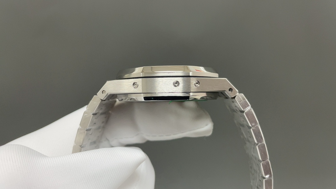 AP爱彼皇家橡树🌐26574ST系列男士腕表!完美与个性的体验!
1⃣️直径41MM!
2⃣️搭载定制版Cal.5134机芯,完美还原功
能!
3⃣️日历,星期,月份,月相等一切功能均为真功能可正常使用。(可选配钢带款,胶带款,皮带款)
3⃣️表壳采用316L精钢材质,整壳CNC高精准处理,密度与原装吻合!
4⃣️字面整体按照原装颜色完美呈现!
5⃣️壳套分圈口.壳.底盖三件套,整体角度完美体现拉丝工艺,品质与美的融合🌐