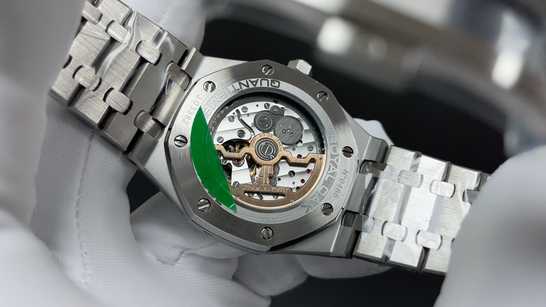 AP爱彼皇家橡树🌐26574ST系列男士腕表!完美与个性的体验!
1⃣️直径41MM!
2⃣️搭载定制版Cal.5134机芯,完美还原功
能!
3⃣️日历,星期,月份,月相等一切功能均为真功能可正常使用。(可选配钢带款,胶带款,皮带款)
3⃣️表壳采用316L精钢材质,整壳CNC高精准处理,密度与原装吻合!
4⃣️字面整体按照原装颜色完美呈现!
5⃣️壳套分圈口.壳.底盖三件套,整体角度完美体现拉丝工艺,品质与美的融合🌐