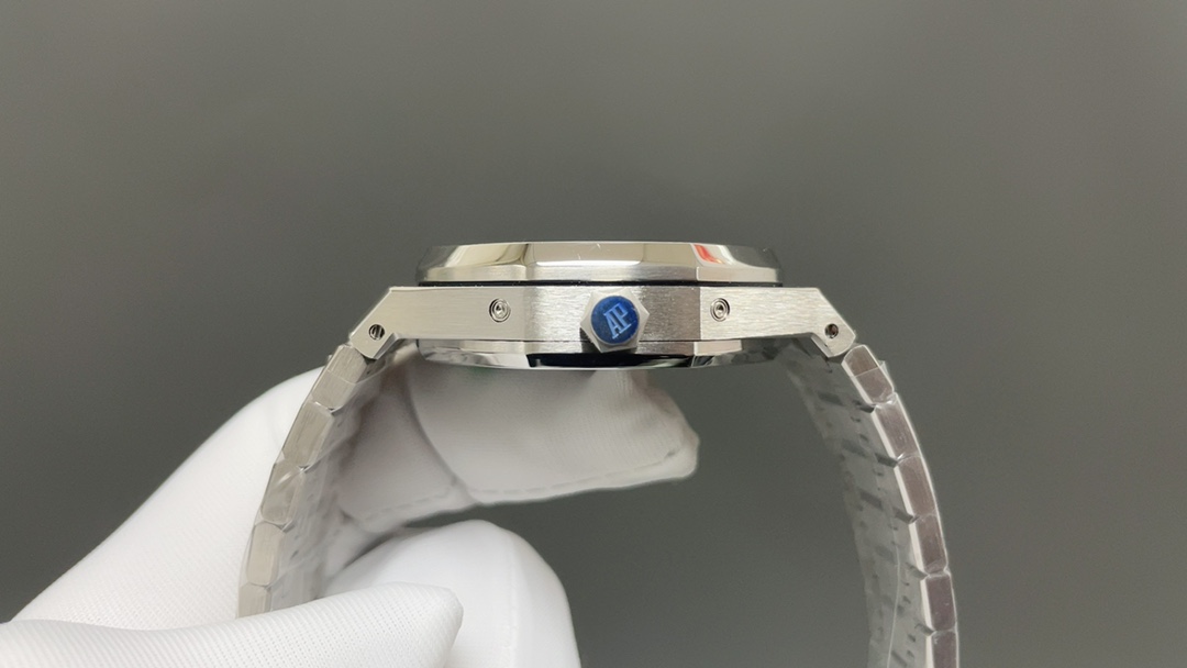 AP爱彼皇家橡树🌐26574ST系列男士腕表!完美与个性的体验!
1⃣️直径41MM!
2⃣️搭载定制版Cal.5134机芯,完美还原功
能!
3⃣️日历,星期,月份,月相等一切功能均为真功能可正常使用。(可选配钢带款,胶带款,皮带款)
3⃣️表壳采用316L精钢材质,整壳CNC高精准处理,密度与原装吻合!
4⃣️字面整体按照原装颜色完美呈现!
5⃣️壳套分圈口.壳.底盖三件套,整体角度完美体现拉丝工艺,品质与美的融合🌐