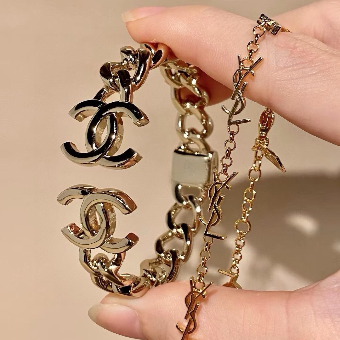 NO:724474,Xiaohongshu recommends the popular Xiaoxiang new double-C letter logo open spring bracelet Chanel Chanel high-quality colorful bracelet with super heavy bling bling, the color matching is very good and high-end, the goddess has a high-end temperament, the stainless steel material is not allergic and does not fade. One-to-one exquisite craftsmanship, extremely classic charm, high cost performance, must-have choice, boutique jewelry, chanel, chanel, bracelet19860909小红书推荐爆款小香新款双c字母logo开口弹簧手镯香奈儿Chanel高品质彩色手镯超重工bling bling,颜色搭配得非常好高级感 女神气质高端 精钢材质不过敏不褪色.一比一精美工艺,经典至极的魅物,性价比高 必备必入之选,饰品精品,chanel,chanel,bracelet,Jewelry