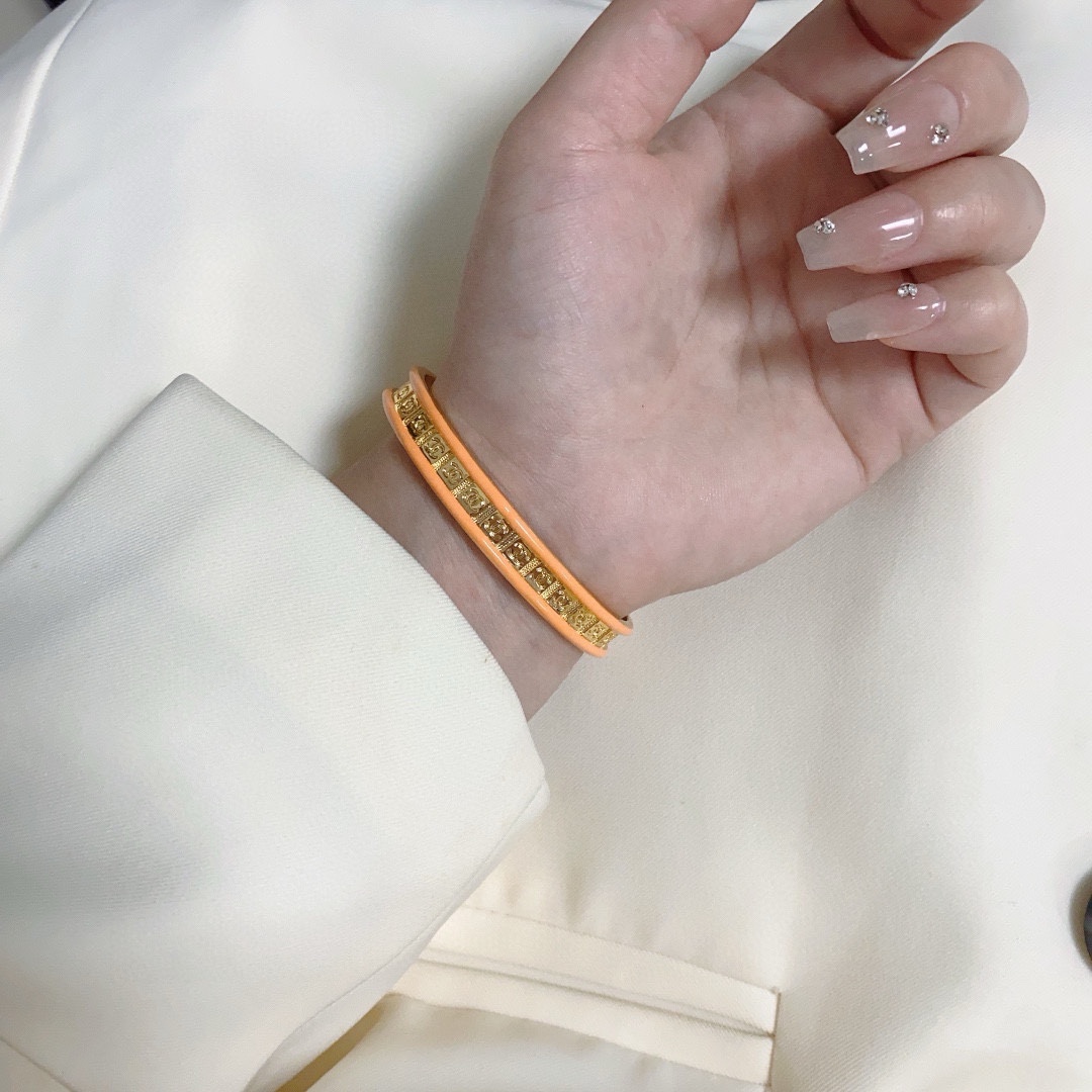 NO:724451,Xiaohongshu recommends the popular Xiaoxiang new double-C letter engraved logo orange bracelet Chanel Chanel high-quality color bracelet super heavy bling bling, the color matching is very good and high-end, the goddess has a high-end temperament, the stainless steel material is not allergic and does not fade. One-to-one exquisite craftsmanship, classic charm, high cost performance, must-have choice, boutique jewelry, chanel, chanel, bracelet19860909小红书推荐爆款小香新款双c字母雕刻logo桔黄色手镯香奈儿Chanel高品质彩色手镯超重工bling bling,颜色搭配得非常好高级感 女神气质高端 精钢材质不过敏不褪色.一比一精美工艺,经典至极的魅物,性价比高 必备必入之选,饰品精品,chanel,chanel,bracelet,Jewelry