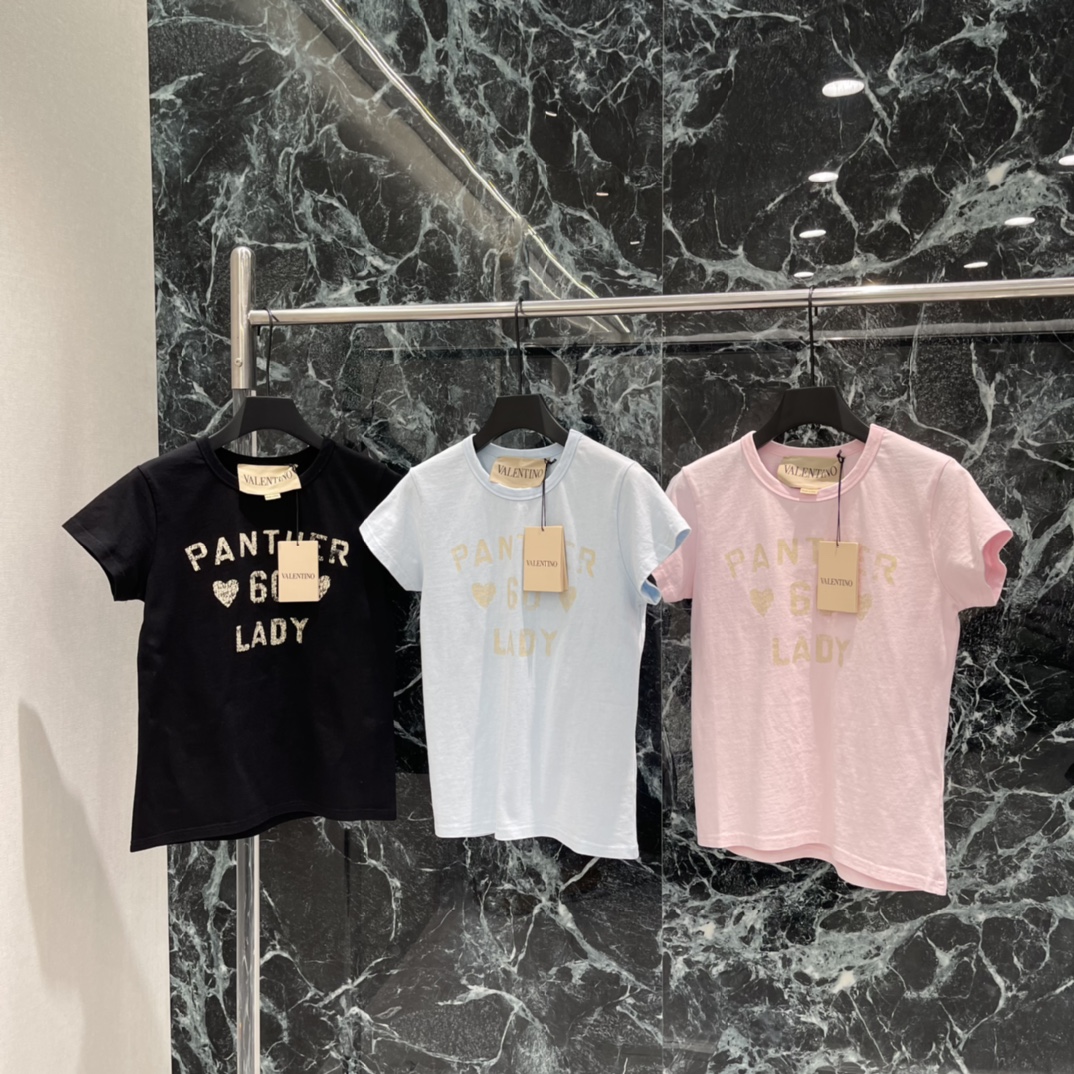NO:723210,The highest version on the market, the girl inspects the goods, trims the three marks on the threads, and delivers the goods. You can send pictures and videos. If you want quality and service, add me on WeChat. We will not accept urgent orders. Val Warren 26 new spring short-sleeved T-shirt with letter print. 'LADY' letters + love pattern on the front. Contrast color design is very recognizable. Right shoulder H version to modify the shoulder line. Slim and versatile, easy to match with high-waisted shorts or jeans. Casual and fashionable.  A must-have for daily outings! Three colors of SML, Valentino-clothing, valentino, shorts, jeans, T-shirt, tees, t-shirt,19860909市面最高版本小妹验货、修剪线头上三标、发货可发图及拍视频,要品质要服务的加我微信,不接急单. Val华伦 26春季新款 字母印花短袖T恤 正面”LADY“字母+爱心图案 撞色设计超有辨识度 正肩H版型 修饰肩部线条 显瘦又百搭,轻松搭配高腰短裤或牛仔裤 休闲又时髦 日常出街必备!三个色SML,华伦天奴-服装,valentino,shorts,jeans,T-shirt,tees，t-shirt,,Women's clothing