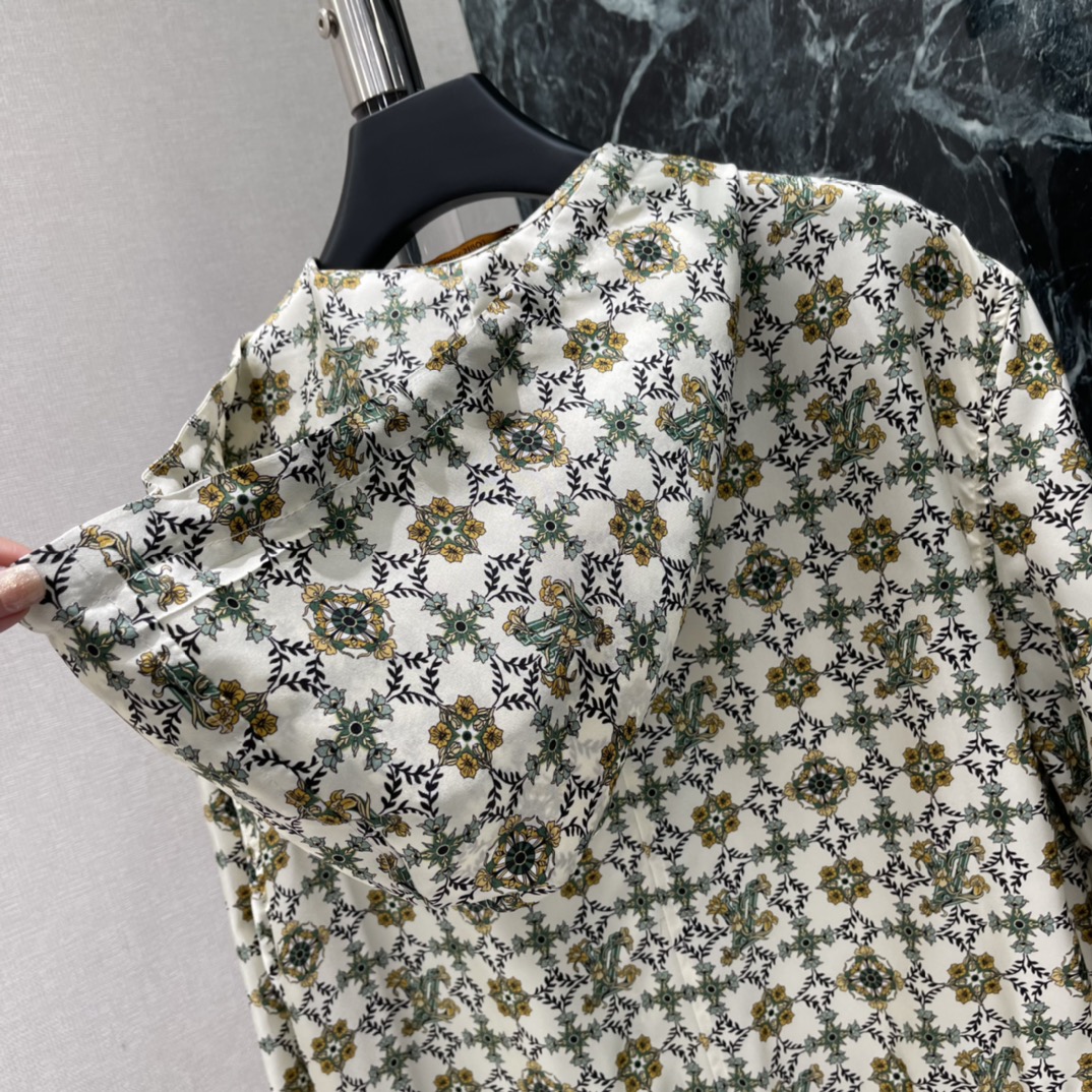 路易 26春季新款 印花真丝衬衫裙 采用高品质真丝 触感柔滑轻盈 穿着超舒适!白色底配棕绿印花 复古又优