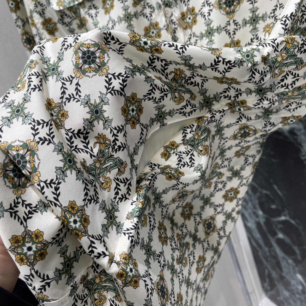 路易 26春季新款 印花真丝衬衫裙 采用高品质真丝 触感柔滑轻盈 穿着超舒适!白色底配棕绿印花 复古又优