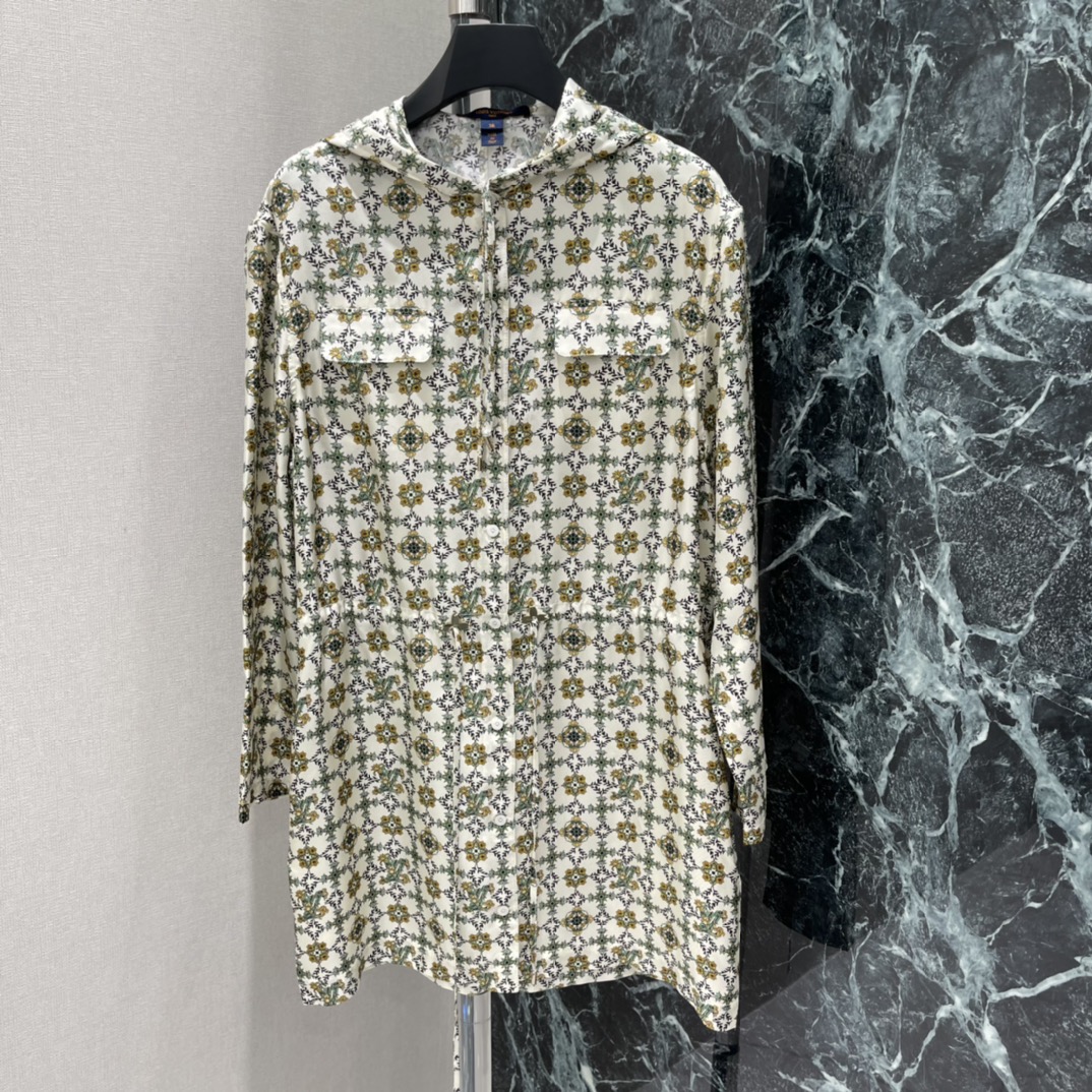 路易 26春季新款 印花真丝衬衫裙 采用高品质真丝 触感柔滑轻盈 穿着超舒适!白色底配棕绿印花 复古又优