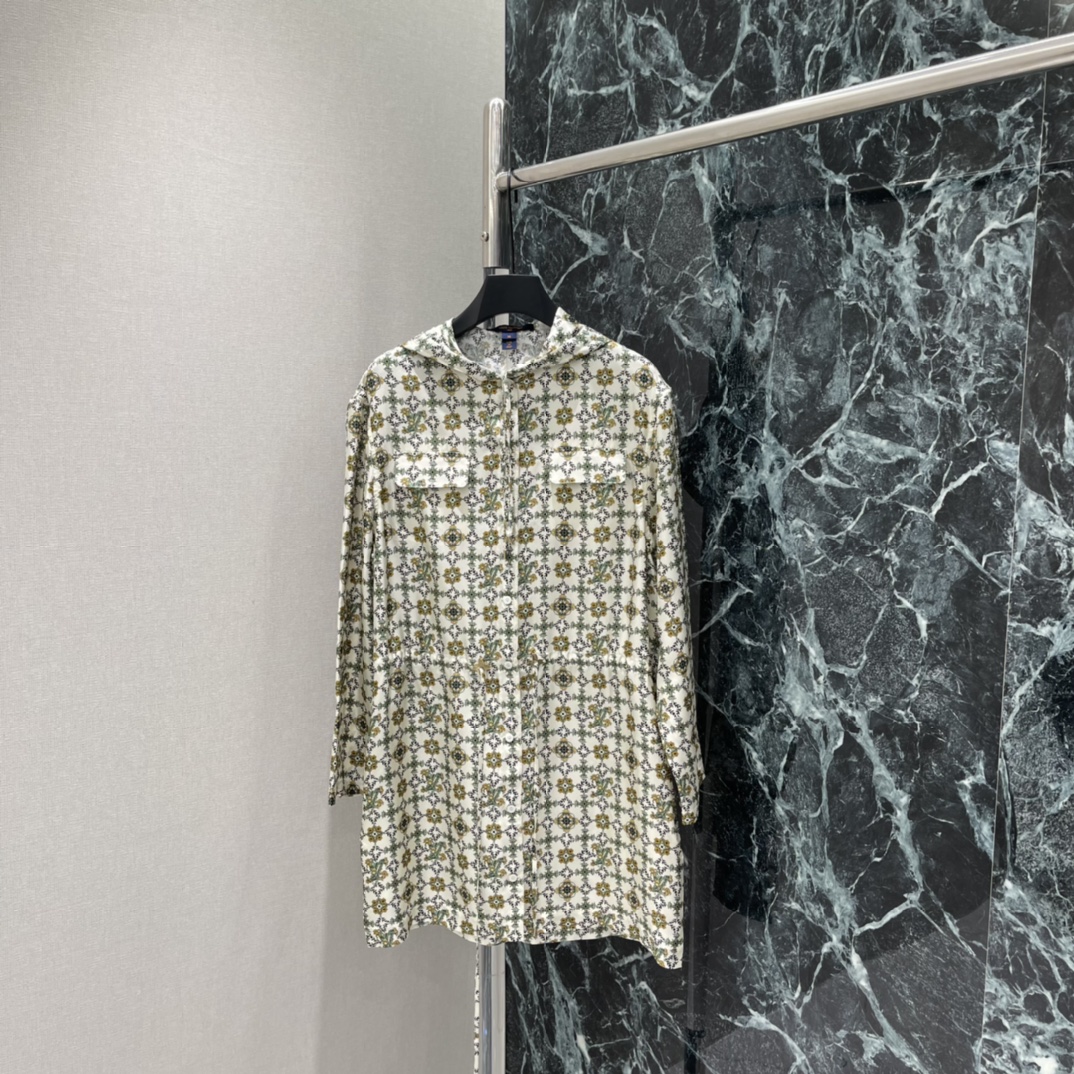 NO:723225,The highest version on the market, the girl inspects the goods, trims the three marks on the threads, and delivers the goods. You can send pictures and videos. If you want quality and service, please add me on WeChat. We will not accept urgent orders. Louis 26 spring new printed silk shirt dress is made of high-quality silk. It feels smooth and light and super comfortable to wear! White bottom with brown and green prints. Retro and elegant, single-breasted + hooded design is practical and stylish. It can be easily used in daily life or festivals. Easily get a sense of luxury. One color SML, Louis Vuitton - Clothing, Louis  vuitton,skirts,shirts,real silk,hats,19860909市面最高版本小妹验货、修剪线头上三标、发货可发图及拍视频,要品质要服务的加我微信,不接急单. 路易 26春季新款 印花真丝衬衫裙 采用高品质真丝 触感柔滑轻盈 穿着超舒适!白色底配棕绿印花 复古又优雅,单排扣+连帽设计实用又有型 日常或节日都能轻松驾驭 轻松get高级感.一个色SML,路易威登-服装,louis vuitton,skirts,shirts,real silk,hats,,Women's clothing