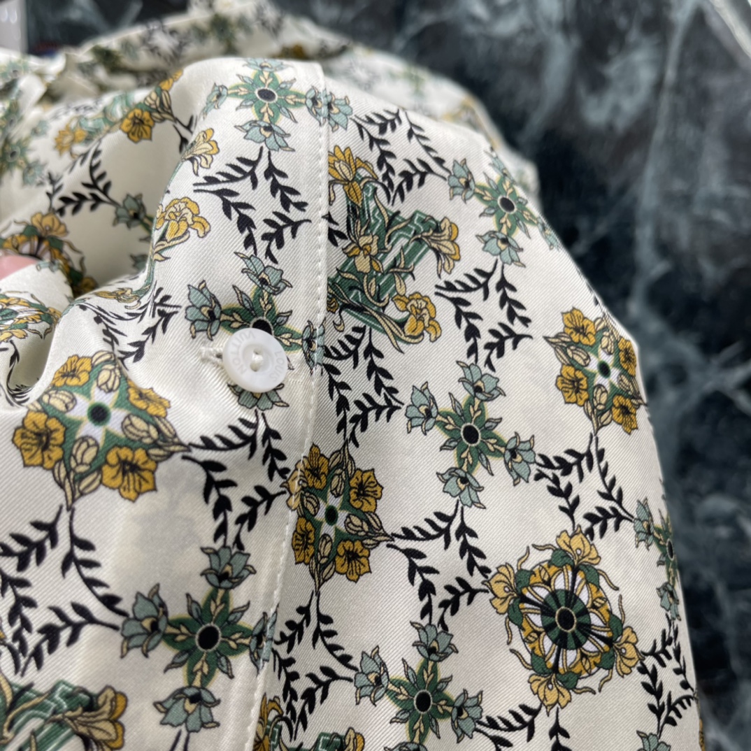 路易 26春季新款 印花真丝衬衫裙 采用高品质真丝 触感柔滑轻盈 穿着超舒适!白色底配棕绿印花 复古又优