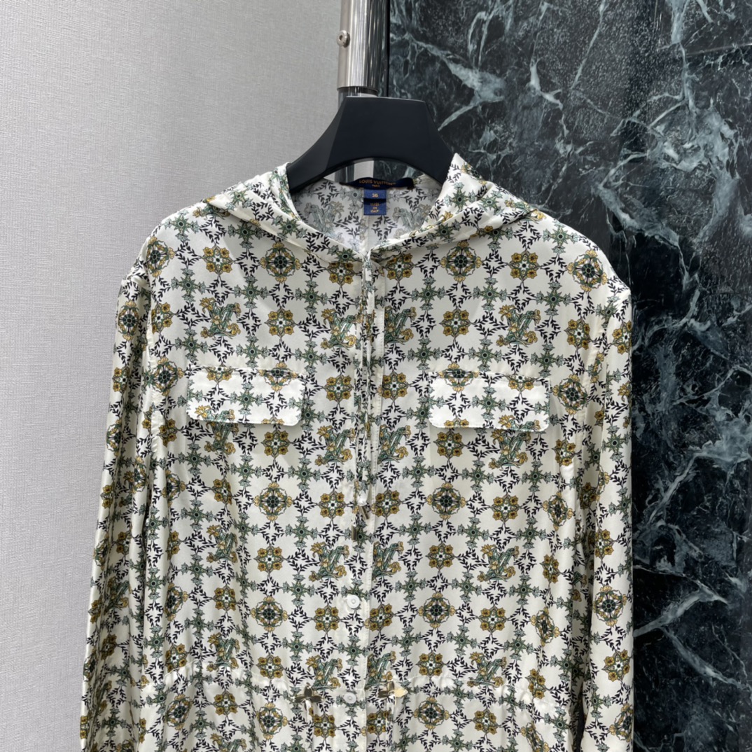 路易 26春季新款 印花真丝衬衫裙 采用高品质真丝 触感柔滑轻盈 穿着超舒适!白色底配棕绿印花 复古又优