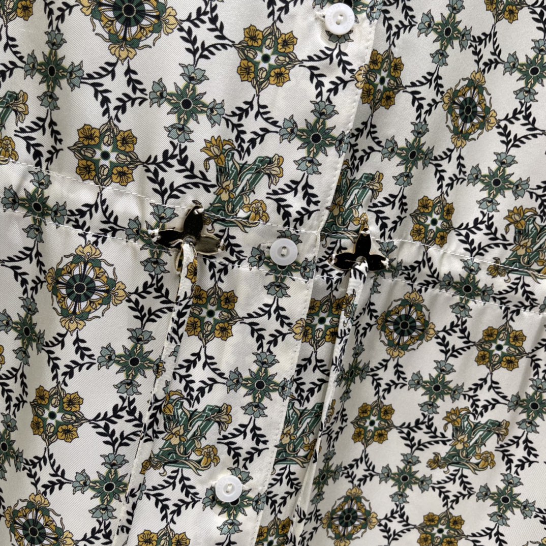 路易 26春季新款 印花真丝衬衫裙 采用高品质真丝 触感柔滑轻盈 穿着超舒适!白色底配棕绿印花 复古又优