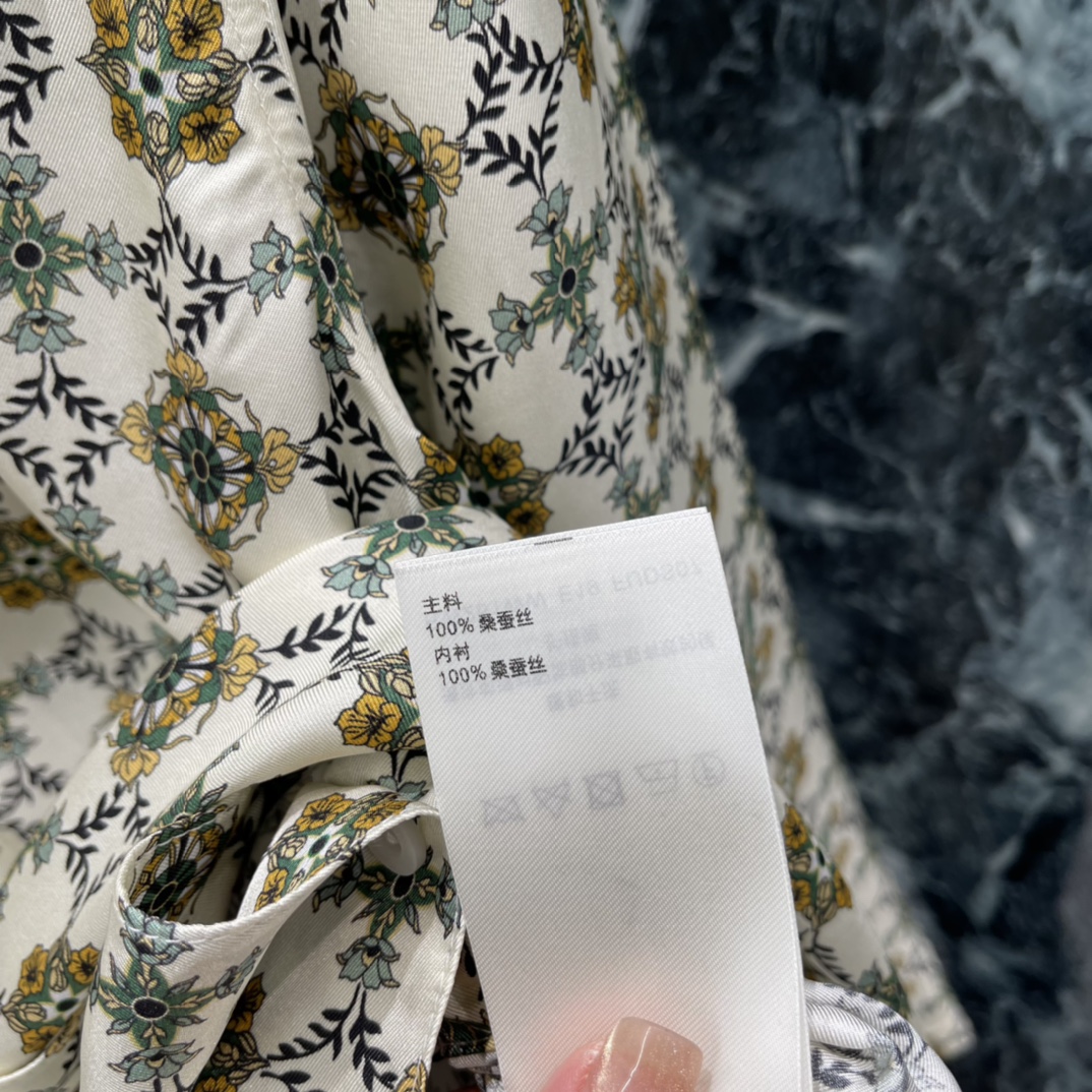 路易 26春季新款 印花真丝衬衫裙 采用高品质真丝 触感柔滑轻盈 穿着超舒适!白色底配棕绿印花 复古又优