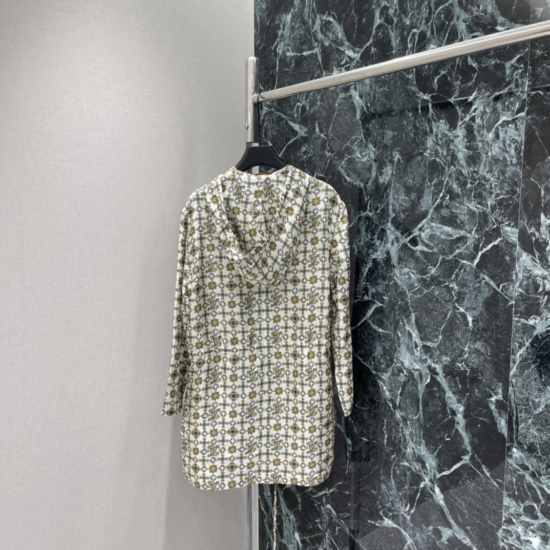 路易 26春季新款 印花真丝衬衫裙 采用高品质真丝 触感柔滑轻盈 穿着超舒适!白色底配棕绿印花 复古又优