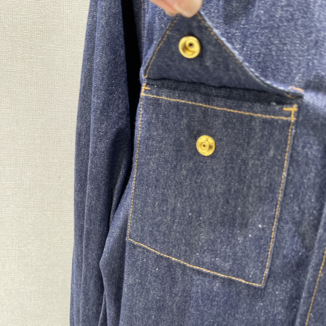 CE 26春季新款 牛仔翻领衬衫 深蓝丹宁面料+金属纽扣 简约又有细节感 宽松廓形+立体剪裁 袖子微灯笼