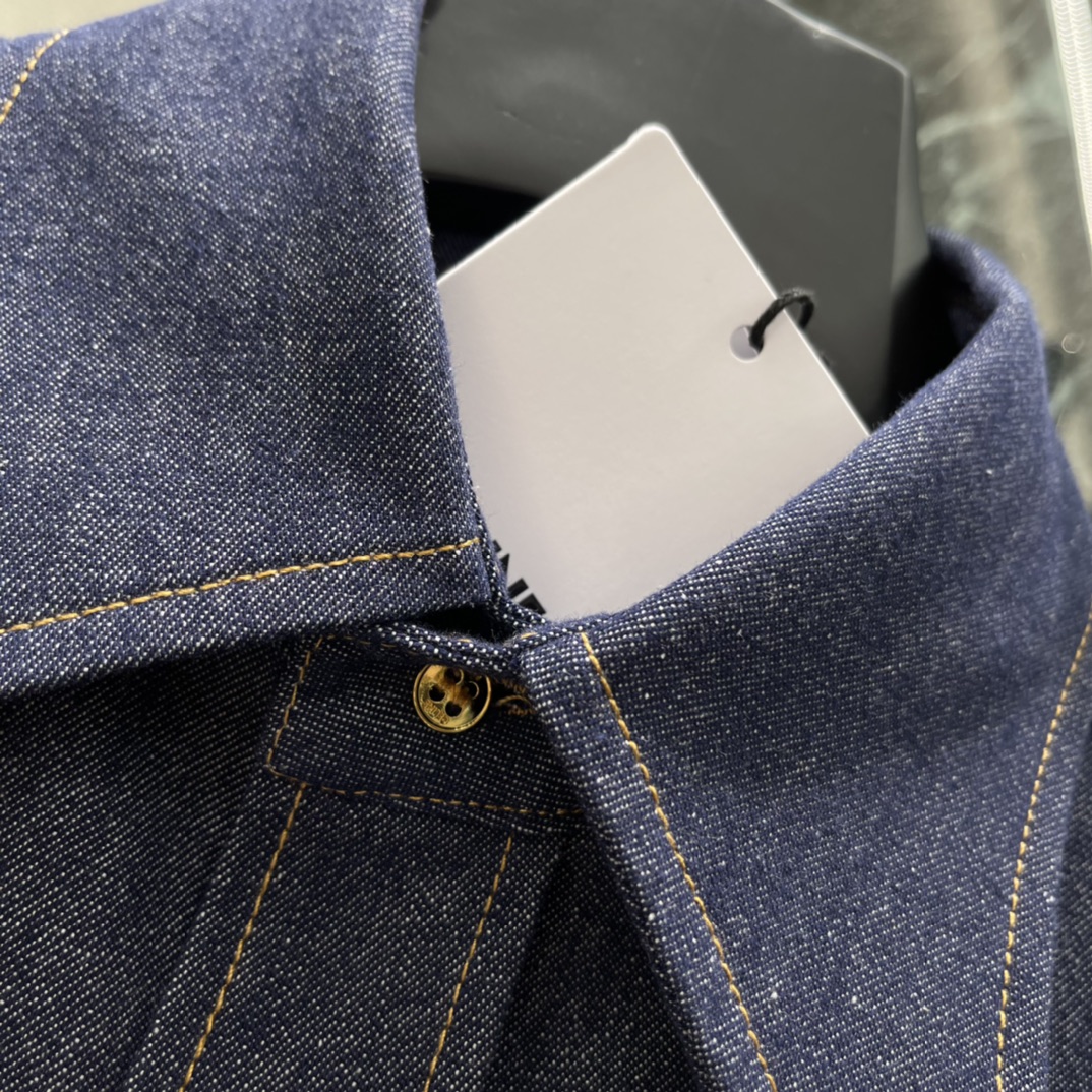 CE 26春季新款 牛仔翻领衬衫 深蓝丹宁面料+金属纽扣 简约又有细节感 宽松廓形+立体剪裁 袖子微灯笼