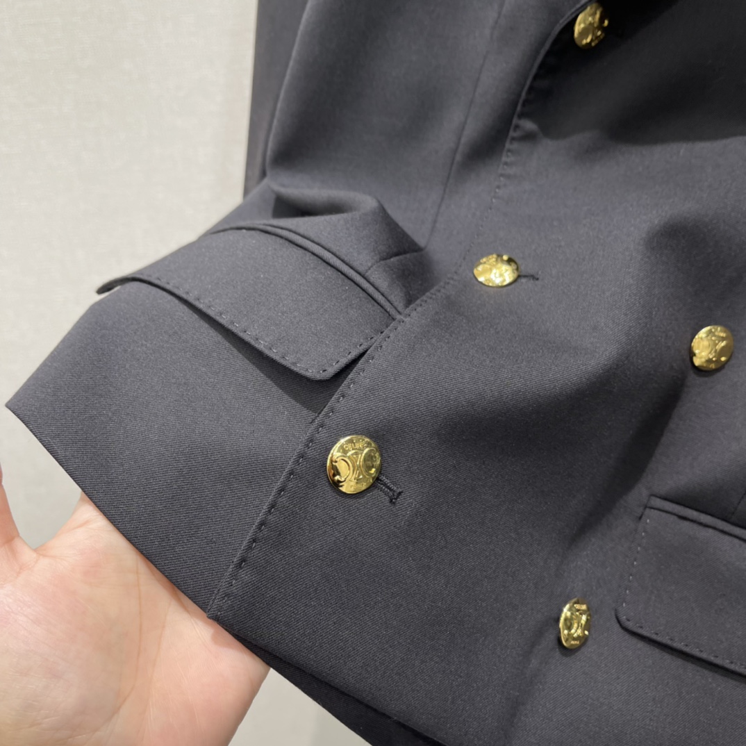 Ce 26春季新款 双排扣西装外套 金色金属扣点缀 低调又高级 短款剪裁+翻领设计 线条利落 通勤面试日