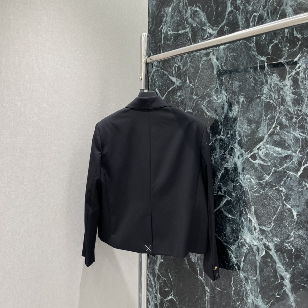 Ce 26春季新款 双排扣西装外套 金色金属扣点缀 低调又高级 短款剪裁+翻领设计 线条利落 通勤面试日