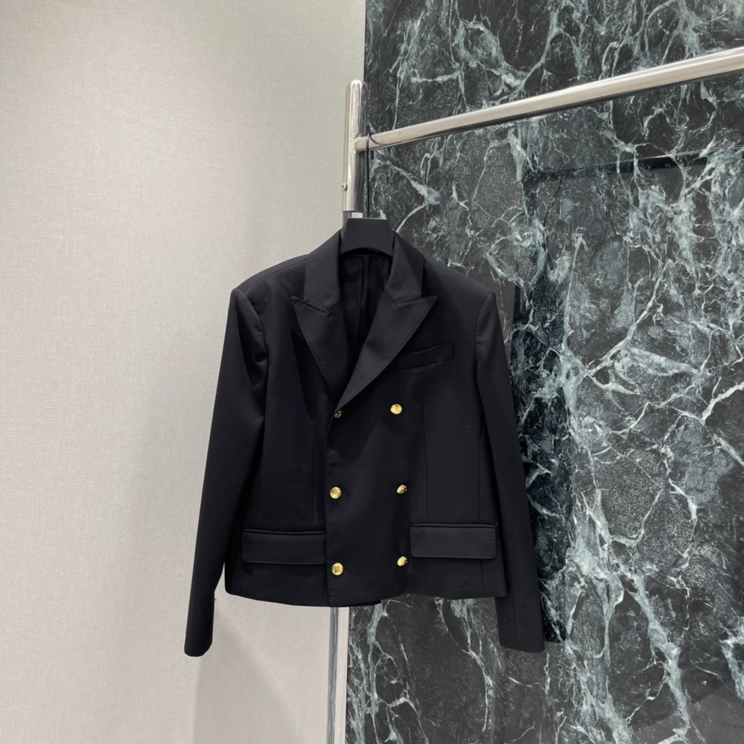 NO:723215,The highest version on the market, the girl inspects the goods, trims the three marks on the threads, and delivers the goods. You can post pictures and take videos. If you want quality or service, please add me on WeChat. We will not accept urgent orders. Ce 26 spring new style double-breasted suit jacket with gold metal buckle embellishment, low-key and high-end, short tailoring + lapel design, neat lines  It can be easily used for daily commuting and interviews. The fabric is easy to care for and is perfect for spring and autumn. Pair it with a pleated skirt, bootcut pants or a rhombus bag to easily get a college style or a light luxury style. It is practical and fashionable! Available in one color, SML, Celine clothing, celine, skirts, jackets & coats, business suit,19860909市面最高版本小妹验货、修剪线头上三标、发货可发图及拍视频,要品质要服务的加我微信,不接急单. Ce 26春季新款 双排扣西装外套 金色金属扣点缀 低调又高级 短款剪裁+翻领设计 线条利落 通勤面试日常都能轻松驾驭.面料易打理,春秋季节穿超合适~搭配百褶裙,微喇裤或菱格包,轻松get学院风or轻奢风,实用又时髦!一个色现货SML,赛琳-服装,celine,skirts,jackets & coats,business suit,,Women's clothing