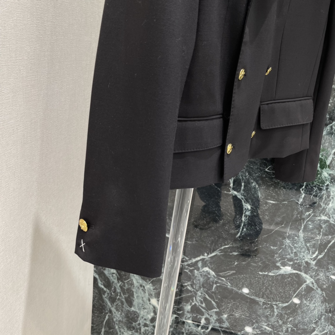 Ce 26春季新款 双排扣西装外套 金色金属扣点缀 低调又高级 短款剪裁+翻领设计 线条利落 通勤面试日