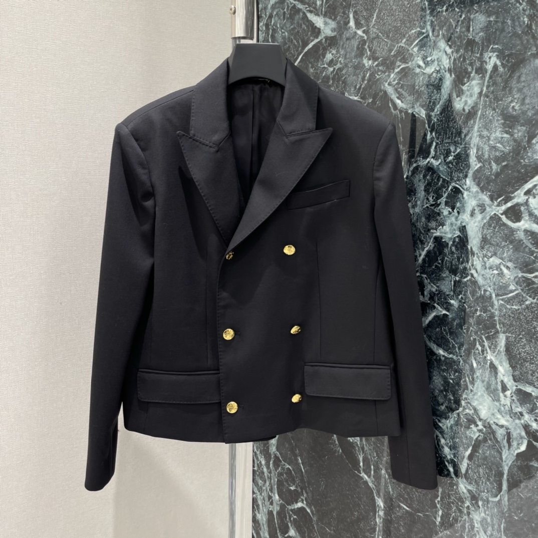 Ce 26春季新款 双排扣西装外套 金色金属扣点缀 低调又高级 短款剪裁+翻领设计 线条利落 通勤面试日