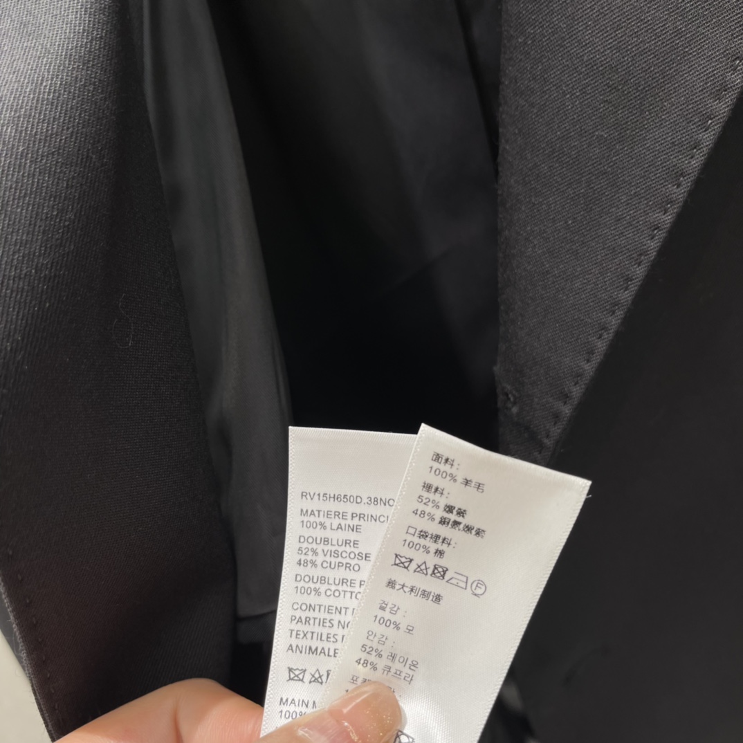 Ce 26春季新款 双排扣西装外套 金色金属扣点缀 低调又高级 短款剪裁+翻领设计 线条利落 通勤面试日