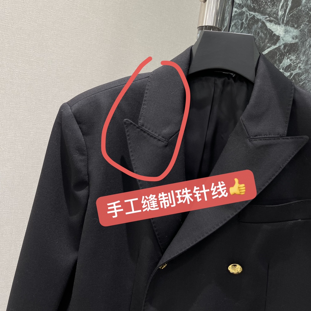 Ce 26春季新款 双排扣西装外套 金色金属扣点缀 低调又高级 短款剪裁+翻领设计 线条利落 通勤面试日