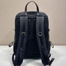 🎉新款背包🎉2VZ122新品🎉🎉这款多功能动感背包将都市风格与户外元素相结合。这款Re-Nylon配饰设 🎉新款背包🎉2VZ122新品🎉🎉这款多功能动感背包将都市风格与户外元素相结合。这款Re-Nylon配饰设